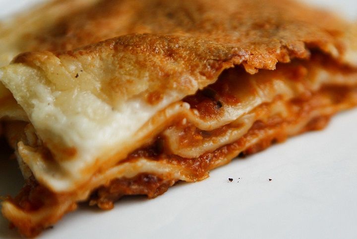 Som den første kommune serverer Læsø nu et gratis, varmt måltid for skolens elever. På ordningens første dag stod der lasagne på menuen.