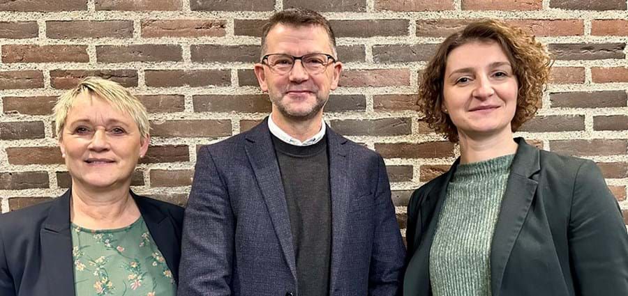 Den nye direktion i Odder Kommune. Fra venstre ses Susanne Hammer-Jakobsen, direktør for Børn, Uddannelse & kultur, Henning Haahr, kommunaldirektør og Sanela Ljeskovica, direktør for Social, Sundhed & Beskæftigelse.
