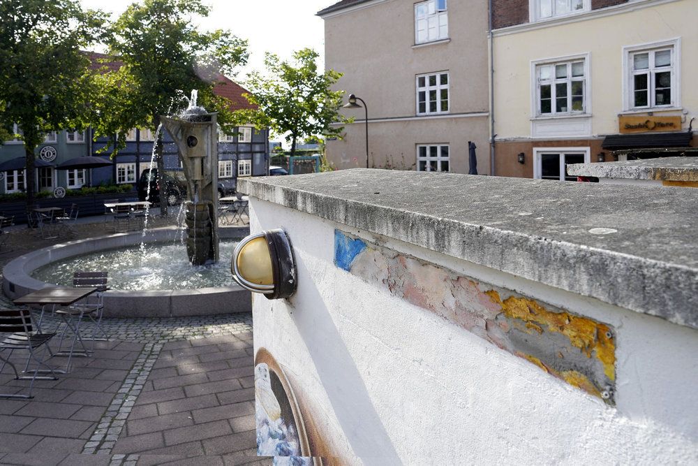 Simon Spies Plads har været udsat for hærværk flere gange. Blandt andet er skiltet, hvor der står Simon Spies Plads, blevet pillet ned, og der er også blevet malet graffiti på pladsen.