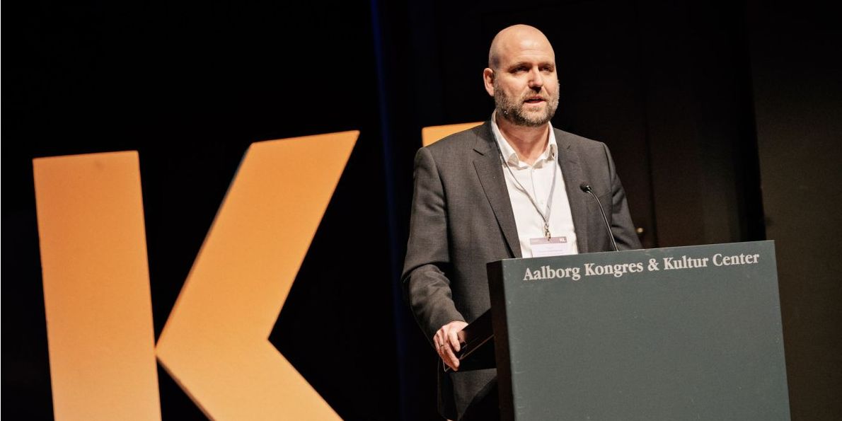 Det er med skepsis, at KL snart gerne ser regeringen melde klart ud, hvad den vil i forhold til frisætning af kommunerne. Det fortæller formanden for KL's Børne- og Undervisningsudvalg Thomas Gyldal Petersen.
