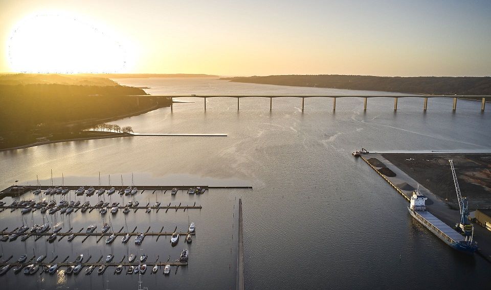 Det er her ved Vejle Havn og Vejle Fjord, striden med nabokommunen Fredericia begynder.