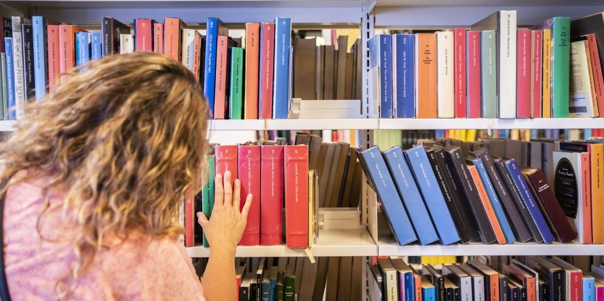 Stadig flere danskere låner e-bøger, og det er en økonomisk udfordring for landets biblioteker.