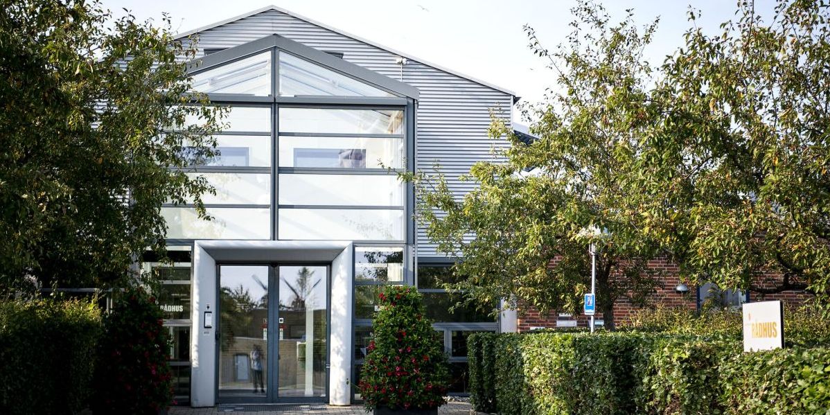 Medarbejderne på Guldborgsund Kommunes rådhus i Nykøbing Falster må leve med 19 graders varme på kontorerne vinteren ud.