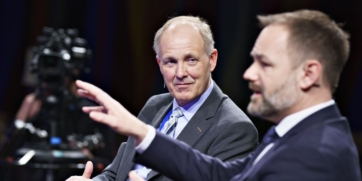 Formandskabet i KL, Martin Damm (V) og Jacob Bundsgaard (S), får sin sag for til økonomiforhandlinger i 2024. SVM-regeringen har nemlig ambitioner om, at der skal omprioriteres langt mere i den offentlige sektor. Den regning kan ende hos kommunerne, hvis de ikke ser sig for.