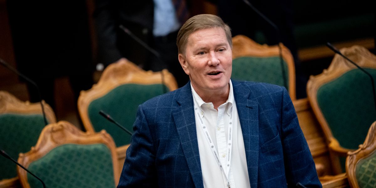 Lars-Christian Brask (LA) blev valgt til Folketinget i 2022. Nu er han blevet partiets kommunalordfører og fortæller her, hvad LAs holdning er til besparelser i kommunerne.