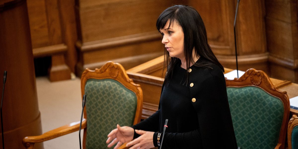 Sophie Løhde (V) mener godt, at kommunerne kan finde tre milliarder kroner på administrationen. Hun henviser i Folketingssalen til, at kommunaldirektører selv har sagt, at det godt kan lade sig gøre at lave besparelser på området.