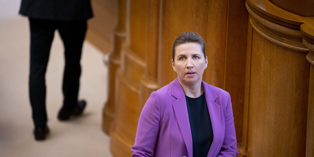 Statsminister Mette Frederiksen er løbet panden mod en mur i forhold til regeringens ønske om at forringe seniorpensionen. Fire forligspartier blokerer for regeringens ønske.