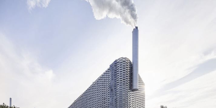 Forbrændingsanlæg som her Amager Bakke har længe stået politisk i skudlinjen.