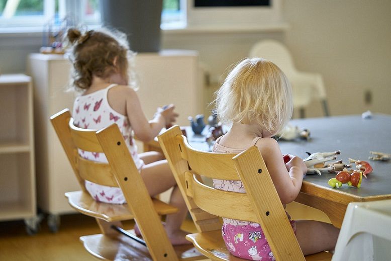 Antallet af børn med særlige behov i landets daginstitutioner stiger, mens kommunerne lukker pladser på specialinstitutioner.