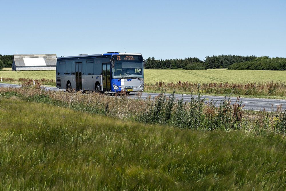 En rutebil fra NT, Nordjyllands Trafikselskab, på landevejen nær Saltum i Vendsyssel.