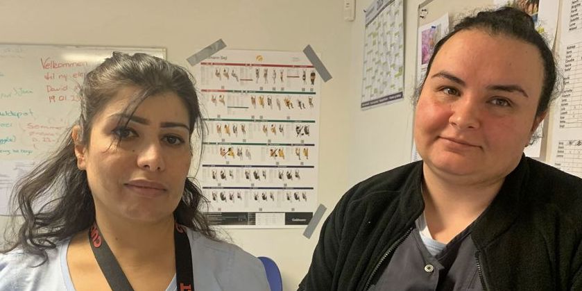 Hussai Karger (t.v.) og Kudret Aslan sætter stor pris på kombinationen af fuldtidsjob og betalt uddannelse i hjemmeplejen.