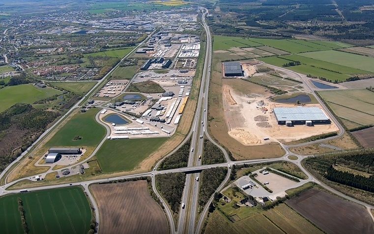 Erhvervsudviklingen er stor i Padborg Transportcenter, hvor der i dag findes 2000 arbejdspladser og hver eneste dag passerer 7000 lastbiler over grænsen. Nu får området en ny motorvejsbro.