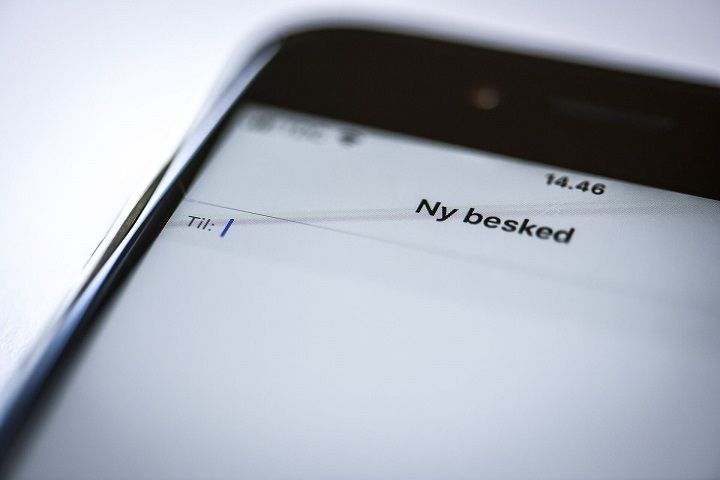 Korte sms-beskeder kan få eleverne i udskolingen til at dukke hyppigere op til timerne, viser en ny undersøgelse.
