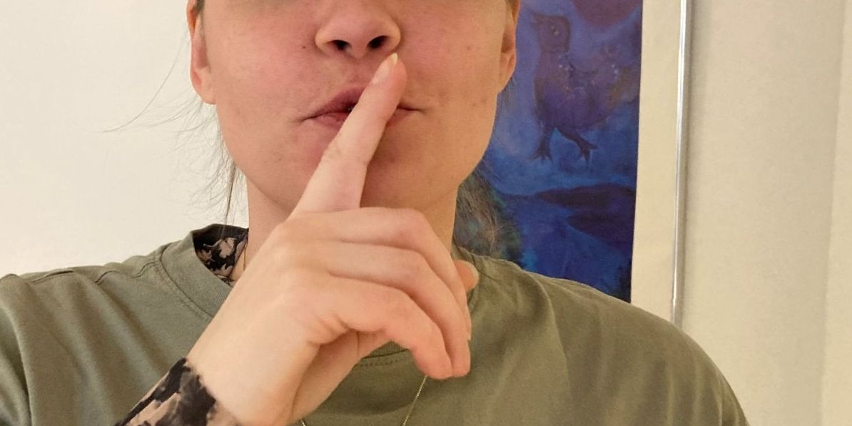 Pædagoger, sosu'er og andre kommunalt ansatte bliver i forbindelse med fratrædelser pålagt tavshed. Det er en meget uheldig udvikling, lyder det fra Fagbevægelsens Hovedorganisation (FH).