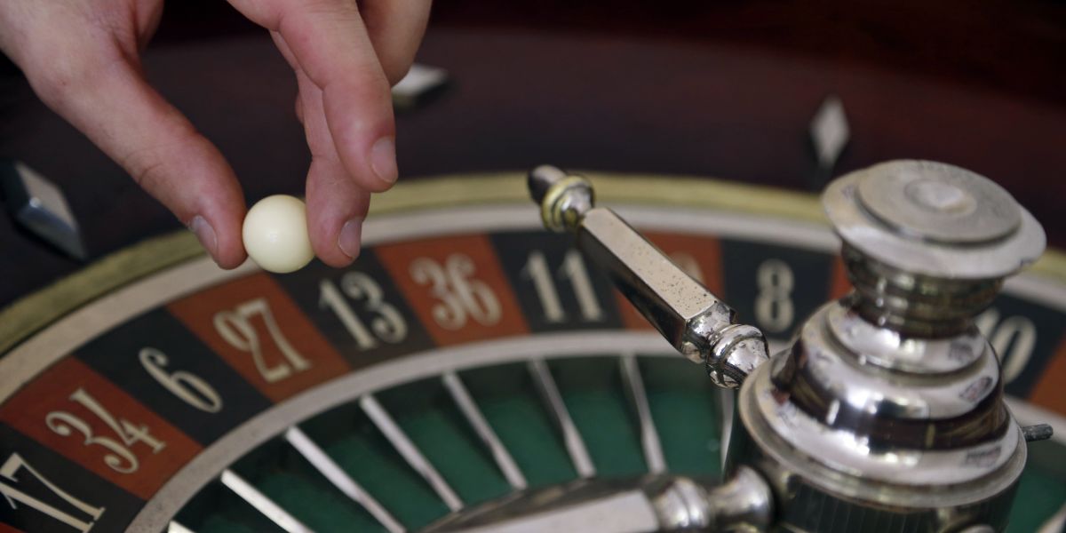 Selvbudgettering kan føles lidt som et casino. Nogle gange er der milliongevinst, andre gange et milliontab. Både tab og gevinst kommer af, hvordan Danmarks økonomi udvikler sig.