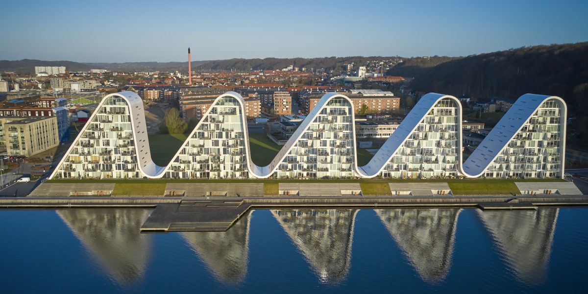 Politikerne i Vejle Kommune kan glæde sig over en mulig gevinst på 131 millioner kroner, hvis forventningen for det kommunale udskrivningsgrundlag fra ny økonomisk redegørelse holder stik. Her ses byggeriet Bølgen ved Vejle Havn.