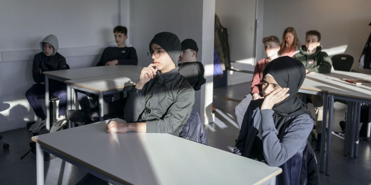 Hvordan fremmer man elevers fremmøde i skolen? Det forsøger to fraværskonsulenter i Ikast-Brande Kommune at finde gode svar på. (Eleverne på fotoet har ikke noget med historien at gøre)