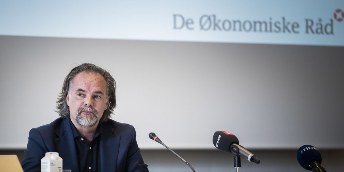 Carl-Johan Dalgaard, overvismand hos Det Økonomiske Råds Sekretariat, forklarer, at kommunerne står stærkere i en forhandlingsposition, når råderummet stiger. Men det er ikke tilrådeligt at lempe finanspolitikken i en situation med høj inflation og høj beskæftigelse, siger han.
