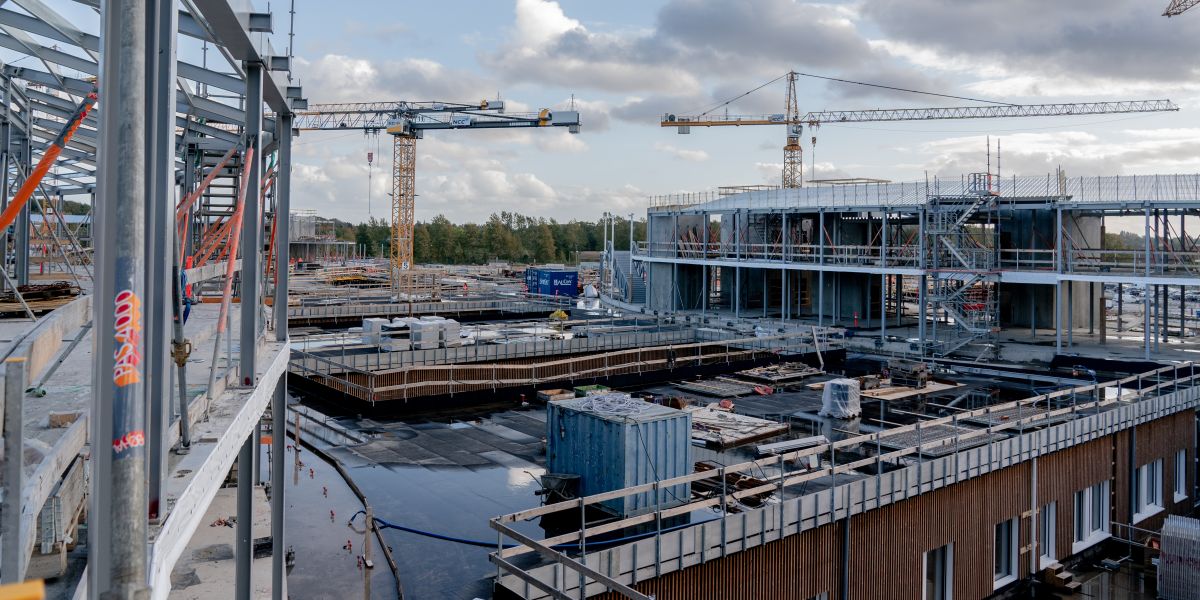 I løbet af både 2021 og 2022 blev bygge- og anlægsopgaver sat på pause eller udskudt til 2023 i kommunerne. Den udvikling kan fortsætte ind i 2024 og 2025.