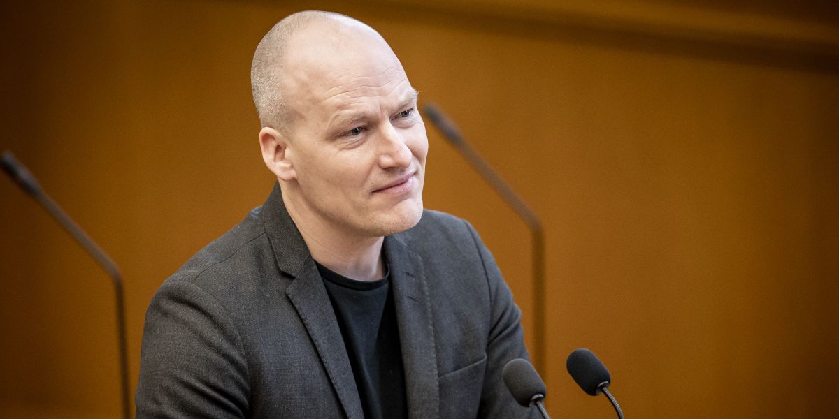 Pelle Dragsted udtaler i kraftige vendinger, at regeringen snyder kommunerne for kompensation. Det kom frem i folketingssalen i en spørgetime overfor finansministeren onsdag.