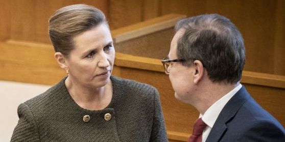 Statsminister Mette Frederiksen (S) underkender nu finansminister Nicolai Wammens hidtidige model for besparelser på administration i kommuner og regioner.