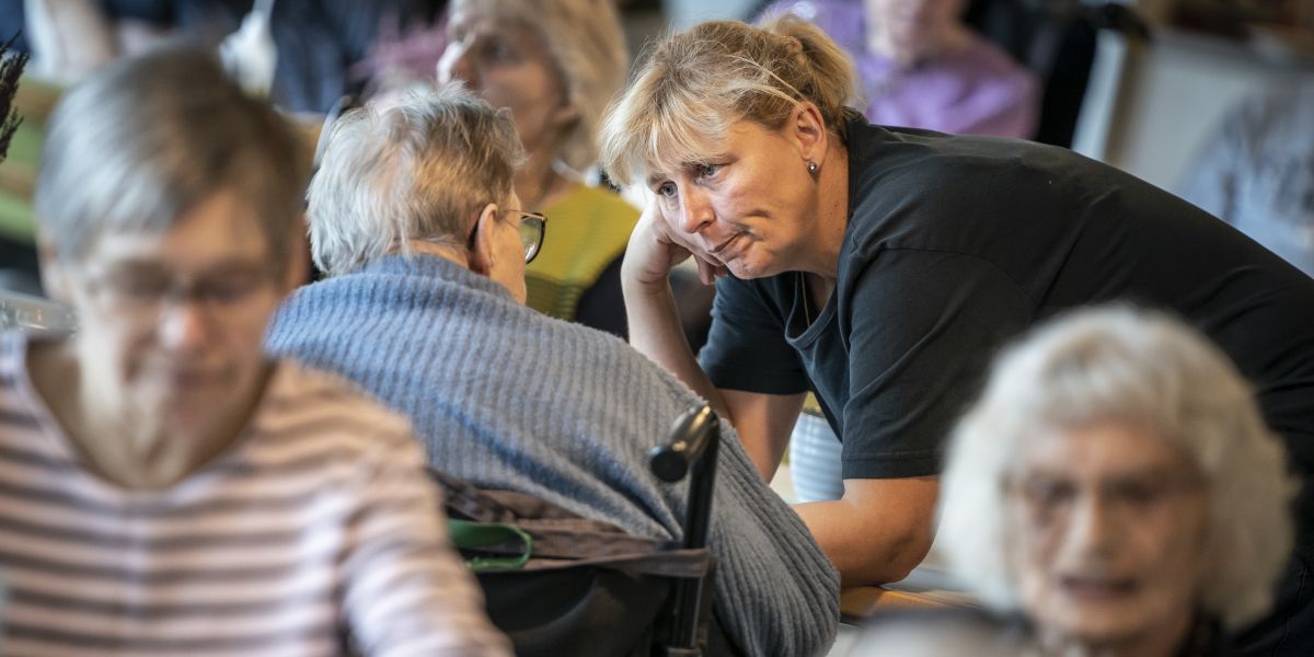 EU-borgere i pleje- og sundhedssektoren må vente i månedsvis på at få kompetenceafklaret, om de kan arbejde som sosuassistent, -hjælper eller ufaglært. Det til trods for, at der er massiv mangel på arbejdskraft i ældreplejen.