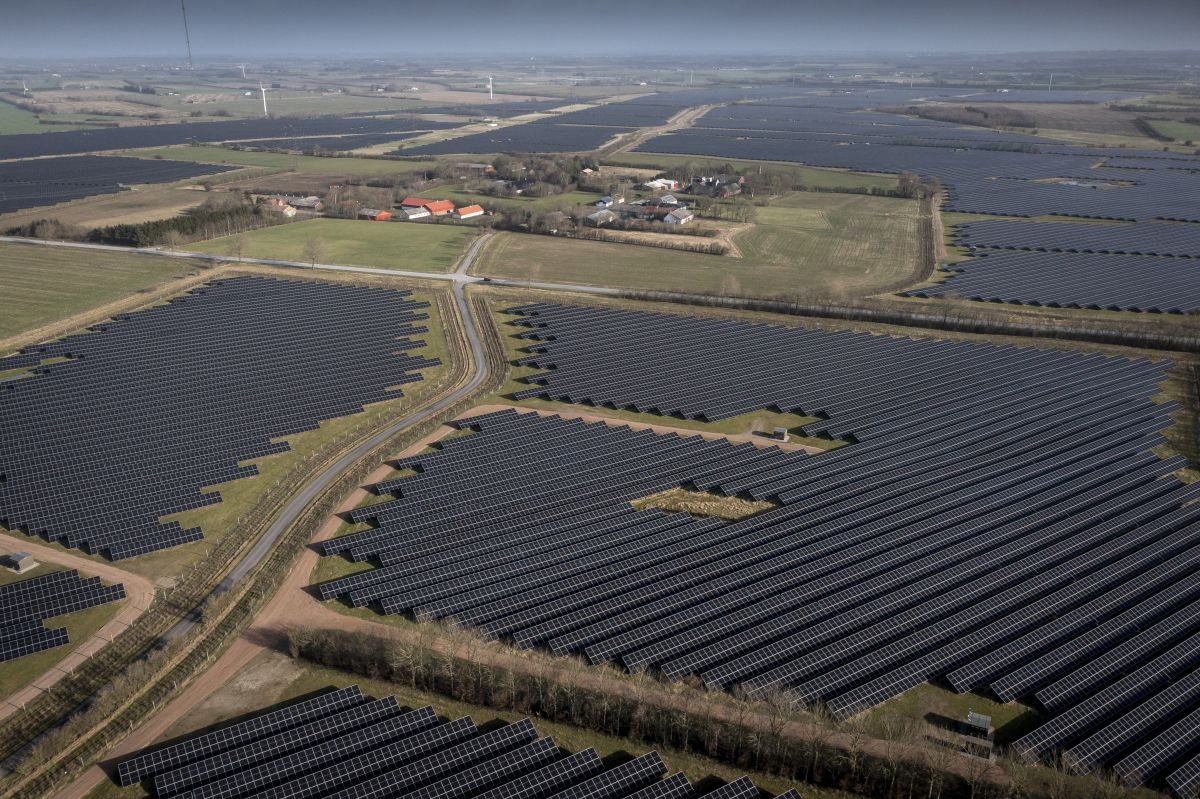 Landsbyen Hjolderup i Aabenraa Kommune er blevet omkranset af et solcelleanlæg på 340 hektar, der har en samlet kapacitet på 300.000 kilowatt, svarende til 300 megawatt. Takket være anlægget er Aabenraa blevet den førende kommune i strøm fra de store solcelleanlæg.