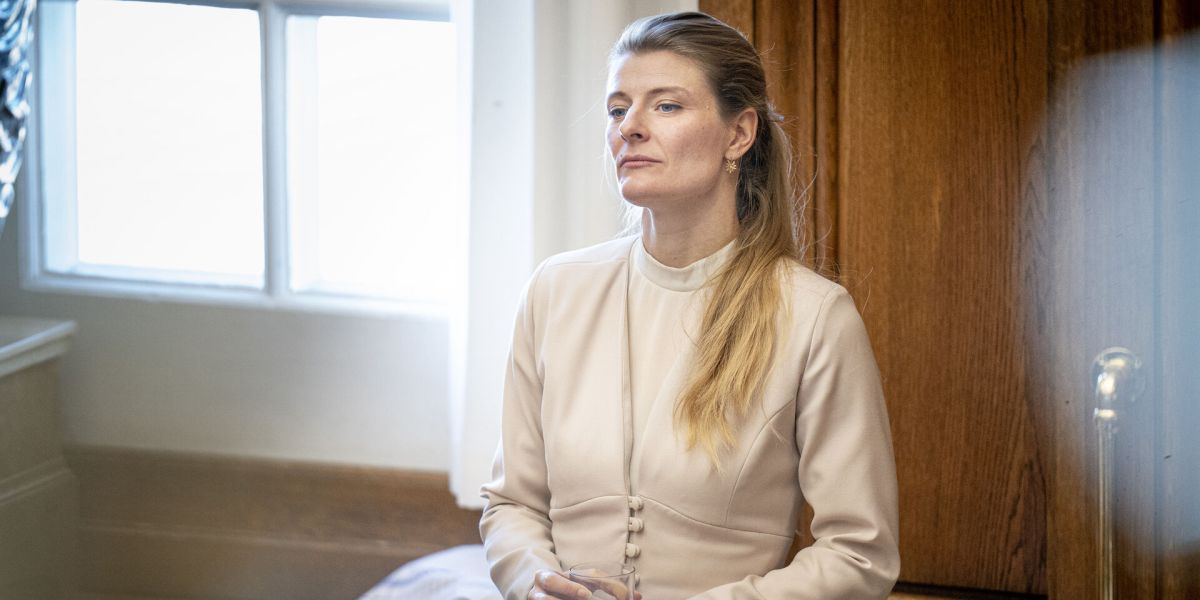 Godt tre måneder før frikommuneforsøget efter planen skal begynde og give fire udvalgte kommuner størst mulig frihed til at tilrettelægge indsatsen, har beskæftigelsesminister Ane Halsboe-Jørgensen  ikke taget stilling til, om det bliver til noget. I Hillerød, Greve, Silkeborg og Aabenraa Kommune efterspørger man en afklaring hurtigst muligt.