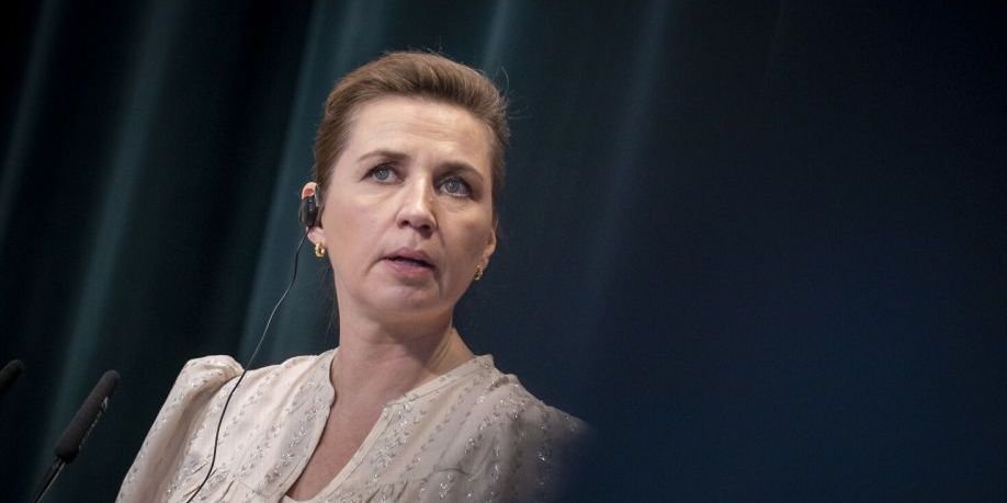 Statsminister Mette Frederiksen (S) vil i snak med KL og regionerne om udmøntningen af besparelser på administrationen.