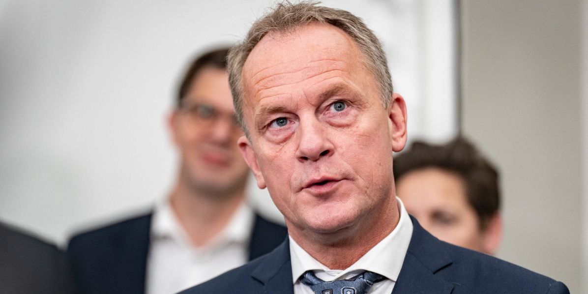 Jobcentrene skal lukkes, syge mennesker skal ud af beskæftigelsessystemet og seniorpensionen skal fastholdes, hvis det står til Nye Borgerliges beskæftigelsesordfører Kim Edberg Andersen.
og sidst, men ikke mindst, skal vi have fundet en løsning til de mennesker, som bliver nedslidte midt i livet”