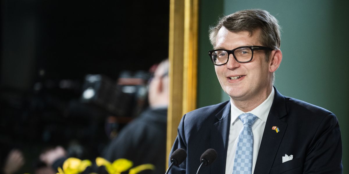 Fungerende forsvarsminister Troels Lund Poulsen (V) var torsdag tilbage i rollen som økonomiminister, da han præsenterede den nye økonomiske redegørelse. Redegørelsen peger på en midtvejsregulering til kommunerne i størrelsesordenen fire milliarder kroner.