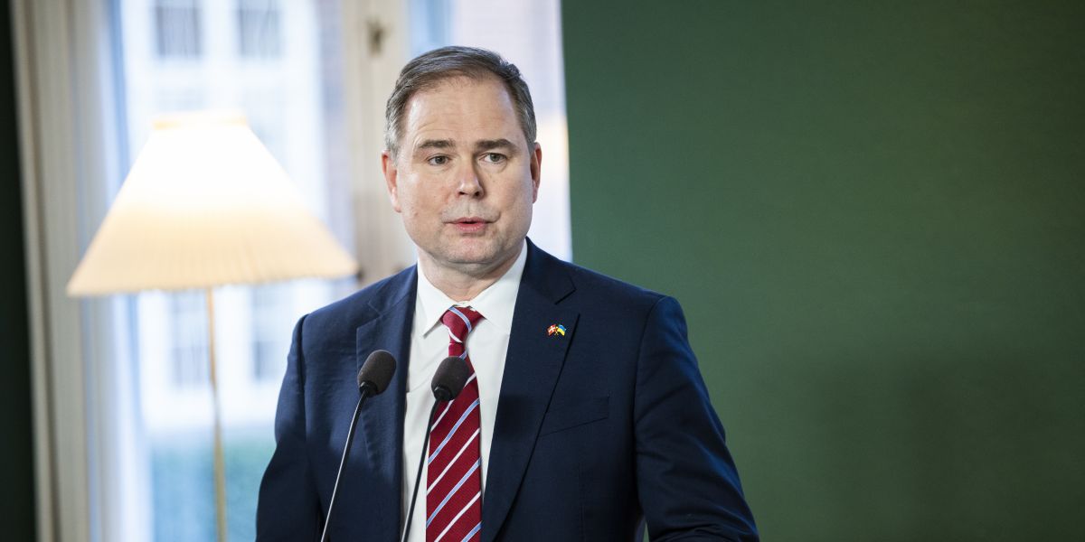 Nicolai Wammen (S) lover i et nyt folketingssvar, at regeringen vil se på besparelser i staten.