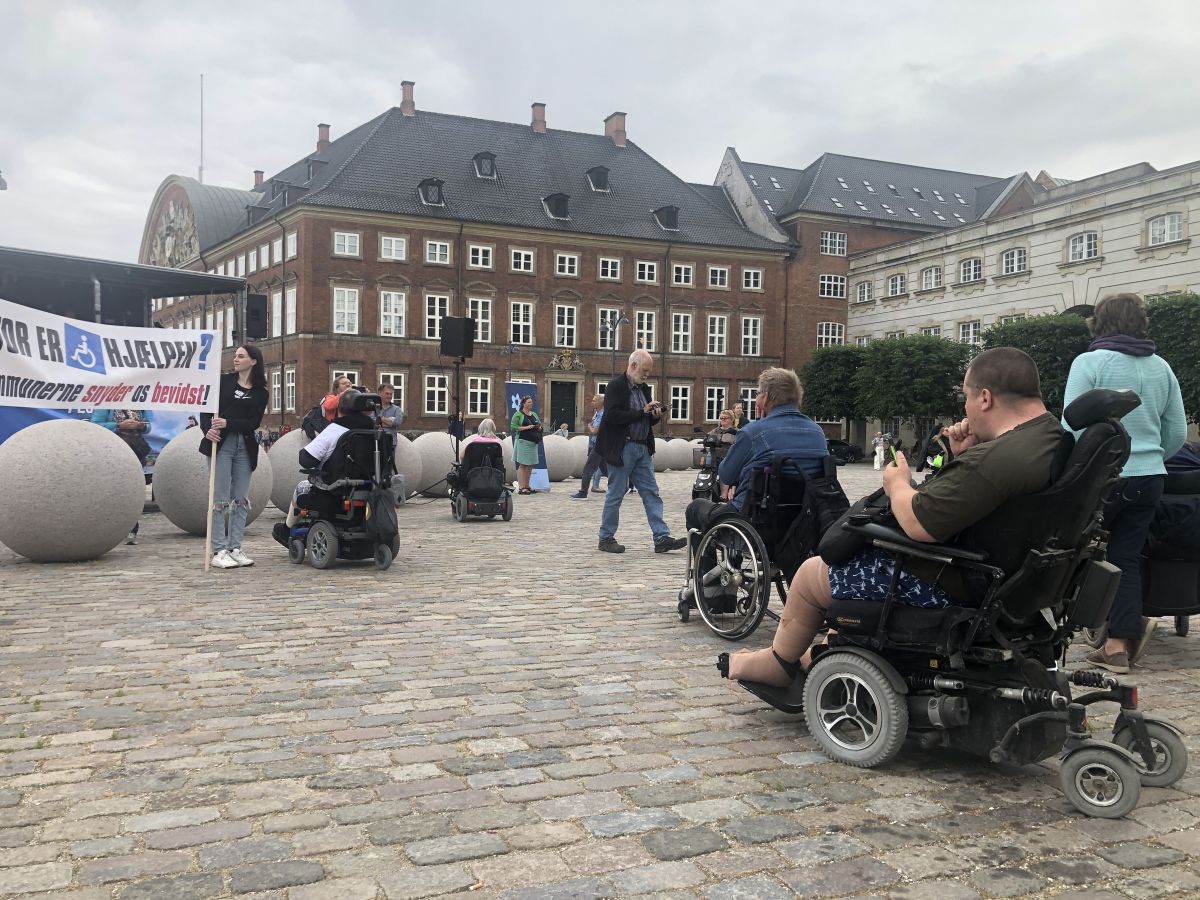 En række handicaporganistioner protesterede sidste år mod målsætningen om, at kommunerne skulle spare på det specialiserede socialområde for at overholde målsætningen i økonomiaftalen om nulvækst på området.
