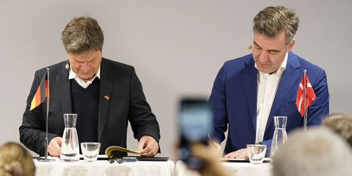 Klima-, energi- og forsyningsminister Lars Aagaard (M) (til højre) og Tysklands økonomi- og klimaminister, vicekansler Robert Habeck holder pressemøde om dansk-tysk samarbejde om brintinfrastruktur og nye klimateknologier. Her underskriver de en aftale om en brintrørledning.