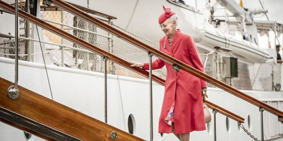 Dronning Margrethe har udskudt sit sommertogt med kongeskibet 'Dannebrog' i år, så tre kommuner går glip af majestæt-besøg i år. Her ses hun ankomme til skibet under fejringen af sit 50-års regeringsjubilæum i september.