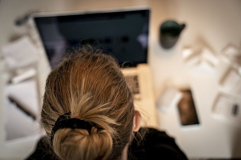 Flere og flere byrådspolitikere ønsker at se nærmere på kommunens ansattes arbejdstid og gøre den mere fleksibel - og gerne i flere medarbejdsgrupper.