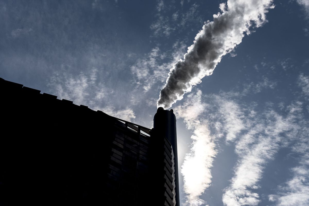 Regeringen og kommunerne er ikke enige, om det er godt eller skidt for klimaet, hvis der forbrændes mindre affald i Danmark.