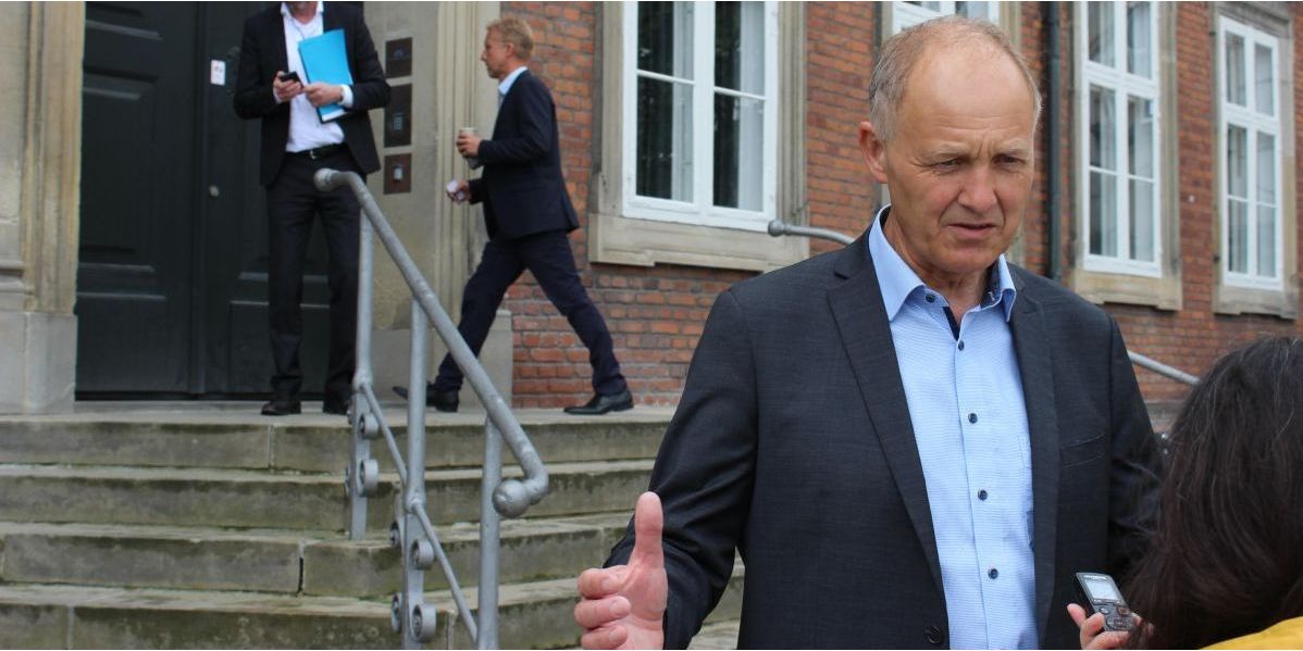 Kommunerne overskrider rammerne markant i 2022. Derfor venter der sandsynligvis en armlægning mellem KL-formand Martin Damm, som her ses foran finansministeriet og finansminister Nicolai Wammen (S) om, om kommunerne skal sanktioneres for overskridelserne.