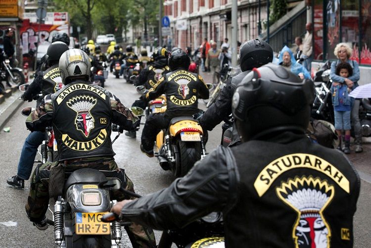 Bandegrupperingen Satudarah er stiftet i Holland, men har i dag afdelinger flere steder i verden. I Esbjerg har kommunen nu bortvist gruppen fra dens klubhus.