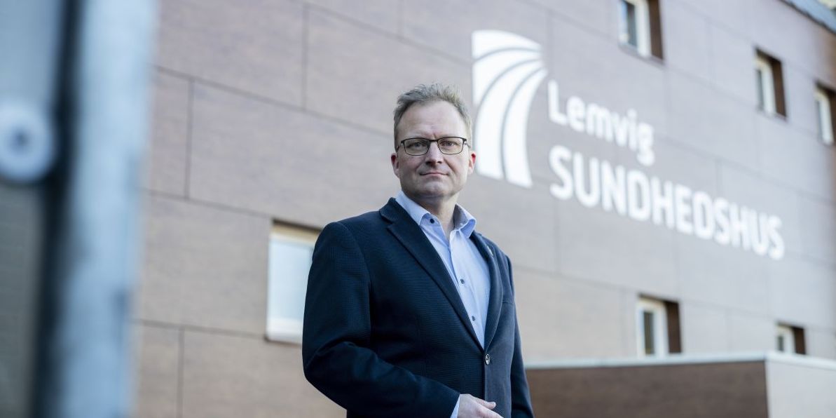 "Nedlægges eller sammenlægges regionerne vil det indskrænke den lokaldemokratiske indflydelse," siger formanden for Landdistrikternes Fællesråd, Steffen Damsgaard. Han står her foran Lemvig Sundhedshus i byen, hvor han er medlem af kommunalbestyrelsen.