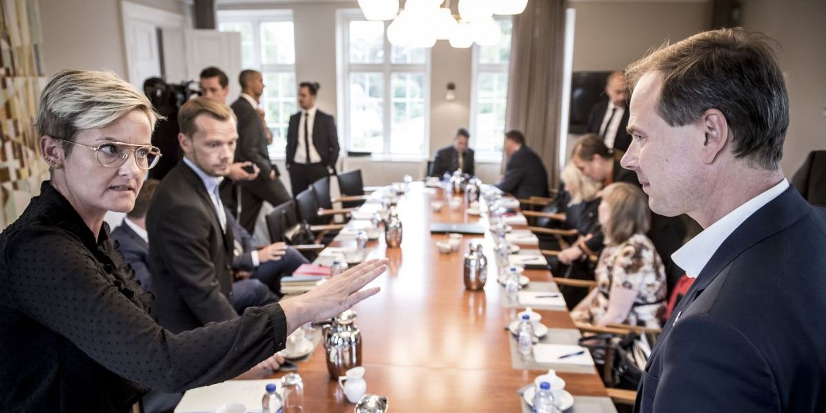 KL kræver i opsigtsvækkende brev et klart svar på, om kommunerne skal lytte til bolig- og socialminister Pernille Rosenkrantz-Theils krav om "guldstandarder" på socialområdet, eller til finansminister Nicolai Wammens krav om besparelser for at holde uændrede udgifter.