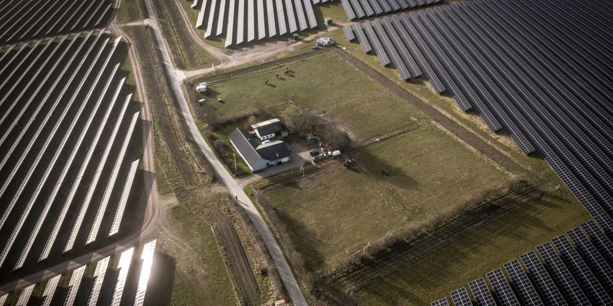 Eksempelvis solcelleparker bør udløse større kompensation til naboer og kommuner end nu. Det mener KL, og måske lidt overraskende er interesseorganisation for energisektoren med på den tanke.