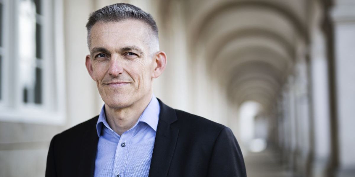 Peter Halkjær, arbejdsmarkedschef i Dansk Erhverv, håber, at beskæftigelsesminister Ane Halsboe-Jørgensen (S) vil træde varsomt, når hun svinger sparekniven over jobcentrene.