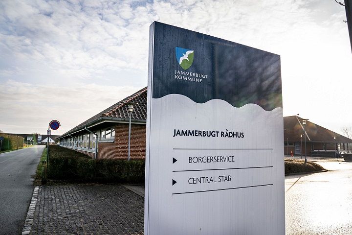 Medarbejderne på rådhuset i Jammerbugt Kommune er blevet trukket ind i en politisk fejde, hvor et mindretal angiveligt nærer mistillid til forvaltningens ledelse.