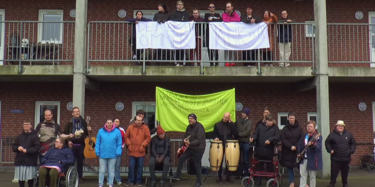 Udviklingshæmmede og personalet på Botilbuddet Edelsvej i Esbjerg har klar besked til politikerne i musikvideo.