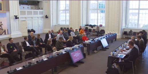 Når vi i 2026 eller 2027 skal finde ud af, hvordan nogen dog kunne finde på at gennemføre så tåbelig en lov om affaldsforbrænding, så vil dette billede dokumentere, at ingen af regeringspartiernes medlemmer af Klima, Energi og Forsyningsudvalgets medlemmer - bortset fra Kris Skriver (S)  - valgte at lytte til eksperternes klare advarsler.