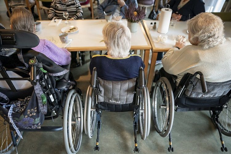 Kommunerne står med en stor udfordring i forhold til at skaffe hænder nok til ældreplejen. Men flere fuldtidsansatte sosu-medarbejdere er et skridt i den rigtige retning, lyder det.