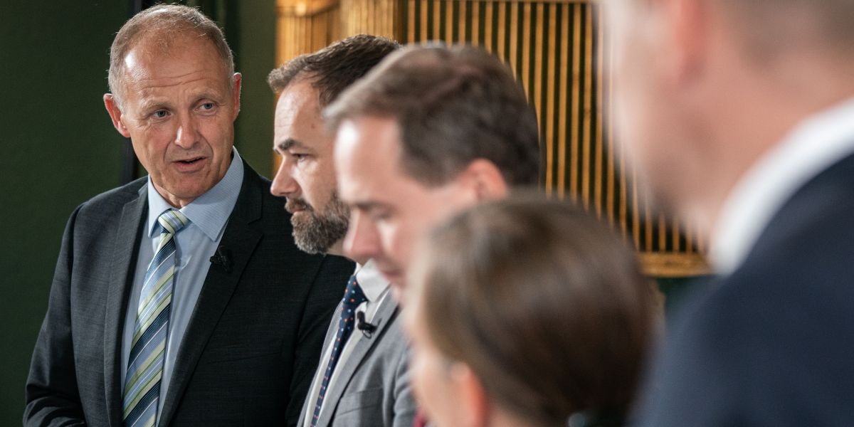 Sådan så det ud, da regeringen og KL i 2019 præsenterede en økonomiaftale for 2020. Siden dengang er kommunernes reelle økonomiske rammer skrumpet markant, hvilket harmonerer dårligt med regeringens fortælling om, at man holder hånden under velfærden.