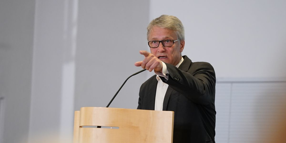 Ekspertudvalget på socialområdet med professor Torben Tranæs i spidsen fremlagde tidligere på måneden 11 konkrete anbefalinger til en bedre styring af udgifterne på socialområdet. Seks af de 11 anbefalinger er blevet til konkrete initiativer i økonomiaftalen for 2024.