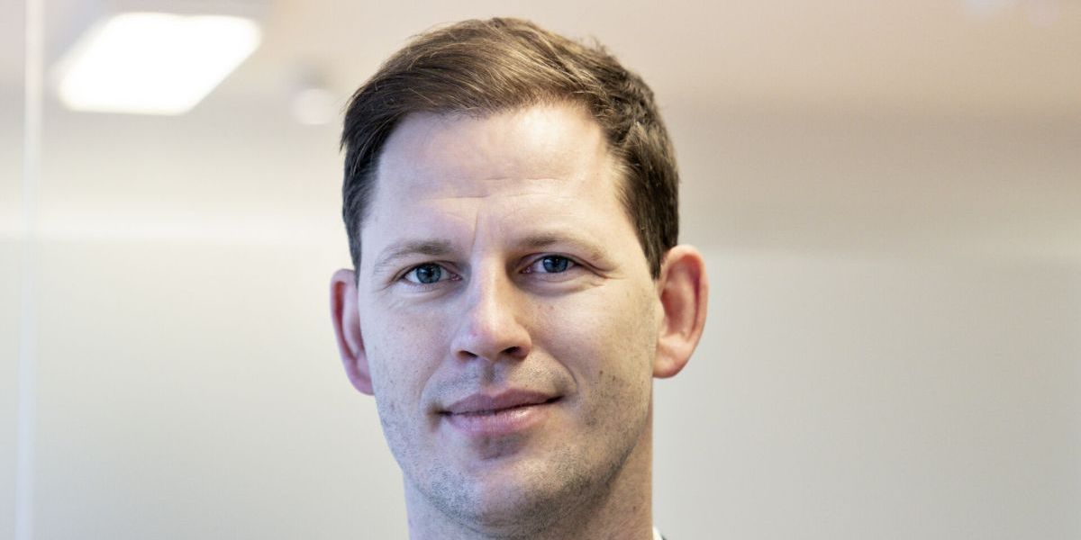 Danske Regioners næstformand Mads Duedahl begynder under økonomiforhandlingerne at sammenligne regionernes udgifter til administration med kommunernes.